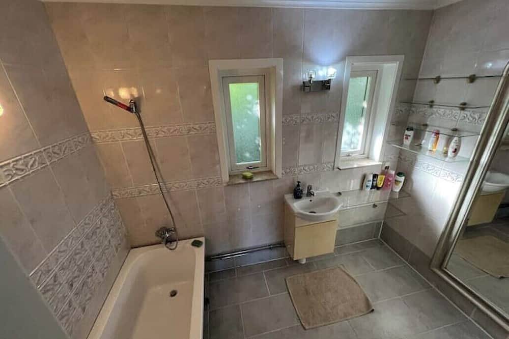 En egen våning i ny renoverad lyxig villa Tyresö in Tyresö, Schwedische Ostsee
