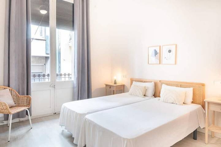 Entire apartment, Terrace, sun and local lifestyle in Gracia in Barcelona Centre, Barcelona