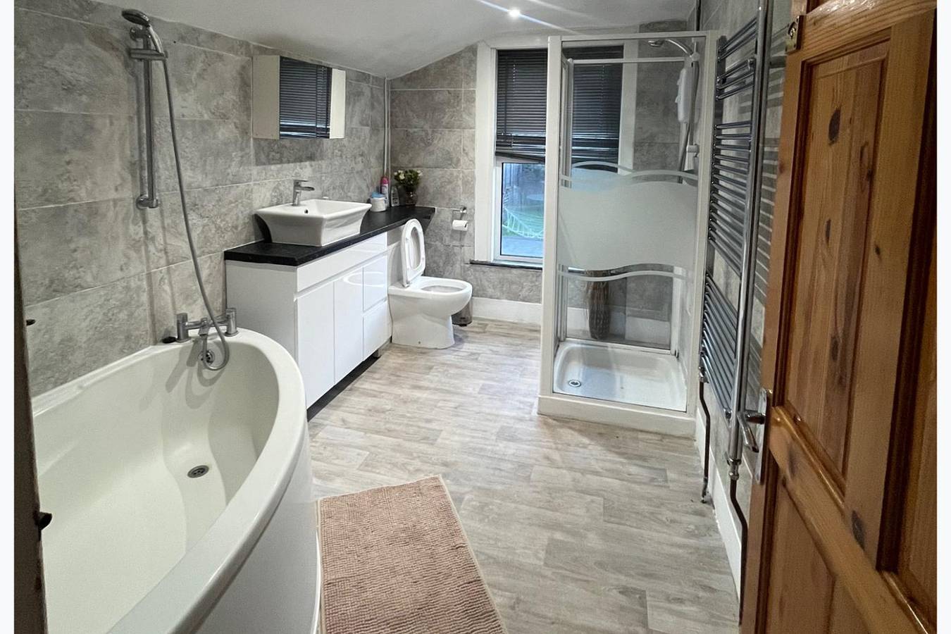 3 Bed House Sleeps 6 -Enclosed Garden-Free Parking in Botany Bay, Kent