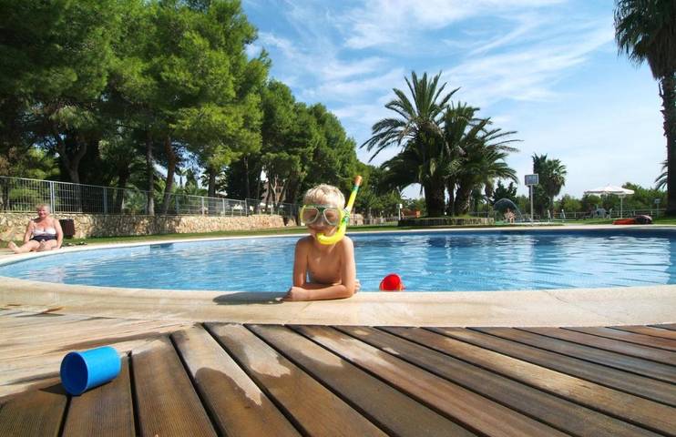 Camping para 4 personas, con Terraza y Jacuzzi además de Jardín y Piscina para niños en Villanueva y Geltrú