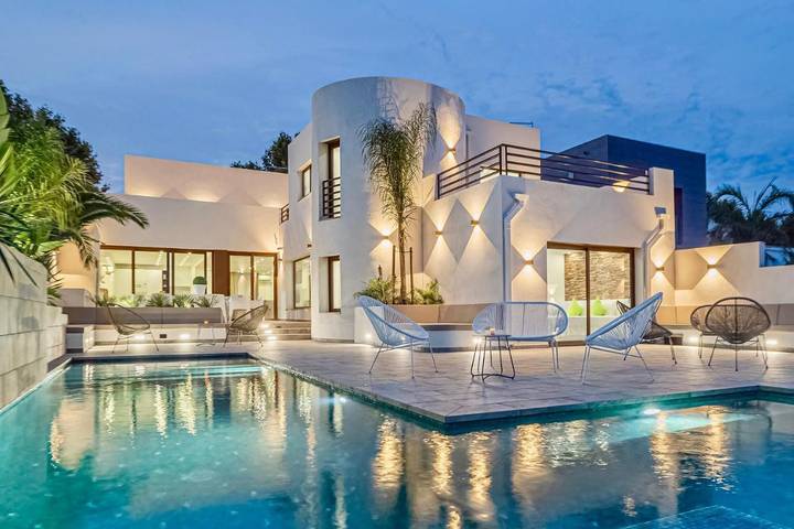 Chalet para 18 personas, con Terraza además de Piscina y Vistas en Provincia de Gerona