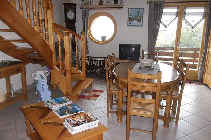 Gîte pour 6 personnes, avec terrasse et jardin à Bief-des-Maisons