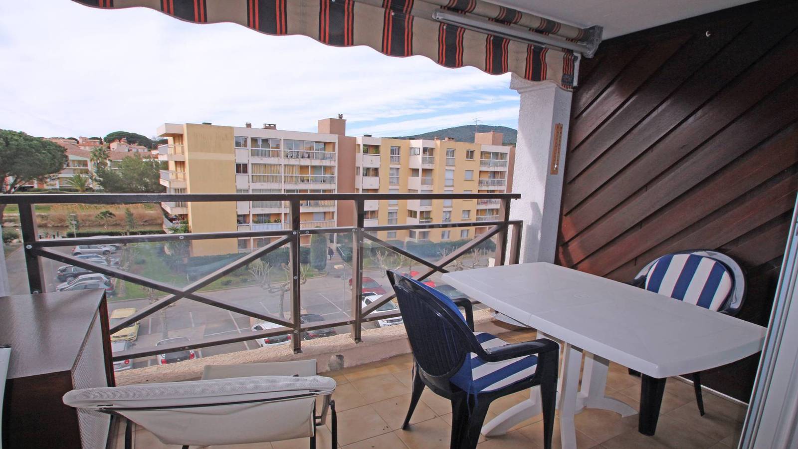 Entire holiday apartment, 2-room apartment - 4 people - Air conditioning - Residence swimming pool - City center - Wifi - Sainte Maxime - 2* in Sainte-Maxime, Draguignan region