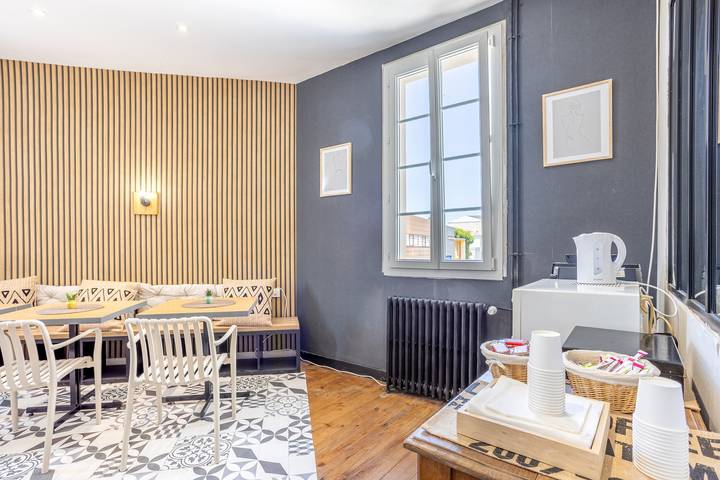 Large Room 'N°01' with Wi-Fi in Chantonnay, La Roche-sur-Yon region