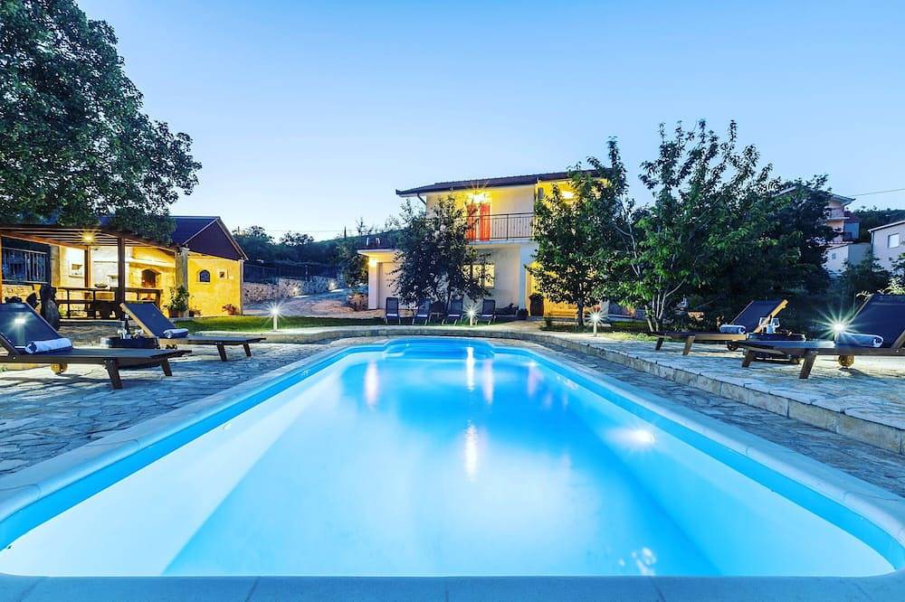 Villa Podrugovi Dvori vith pool. in Koprivno, Dalmatinisches Zagora