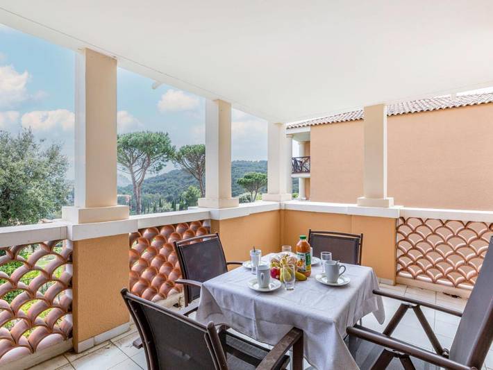 Gîte pour 4 personnes, avec terrasse ainsi que piscine et jardin dans Gare Du Dramont
