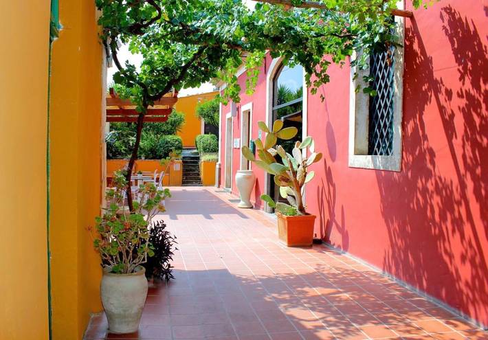 Casa vacanza per 2 persone, con Balcone e Terrazza nonché Idromassaggio e Giardino a Carlentini