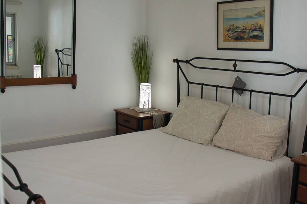 Peaceful Farmhouse Retreat Near Nazaré | 3Br Countryside Stay Minutes to Beach in Nazaré, Leiria District