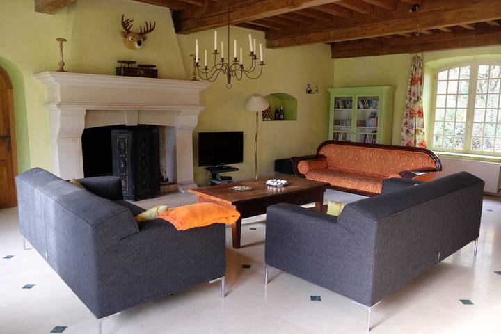 Villa élégante avec piscine privée et vue panoramique sur les collines du Morvan in Saint-Léger-de-Fougeret, Parc naturel régional du Morvan
