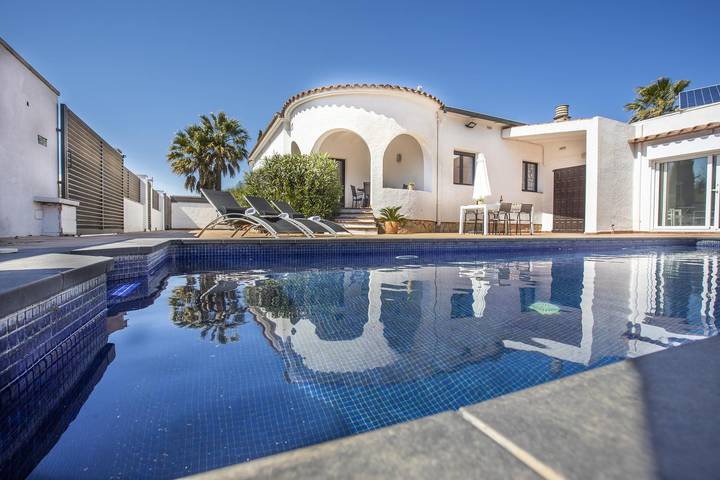 Villa für 10 Personen, mit Terrasse und Garten sowie Ausblick in Empuriabrava