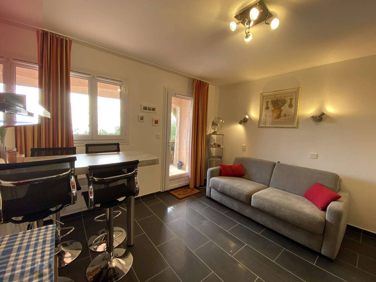 Appartement entier, Studio familial avec terrasse, piscine, tennis et parking aux Issambres in Roquebrune-sur-Argens, Côte méditerranéenne (France)