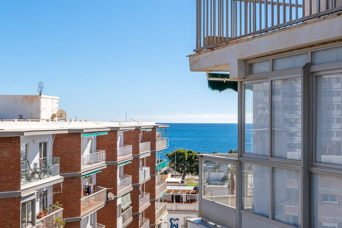 Apartamento entero, Apartamento 'Piso Estrella 031' con terraza privada, Wi-Fi y aire acondicionado in Playa de Torre del Mar, Torre del Mar
