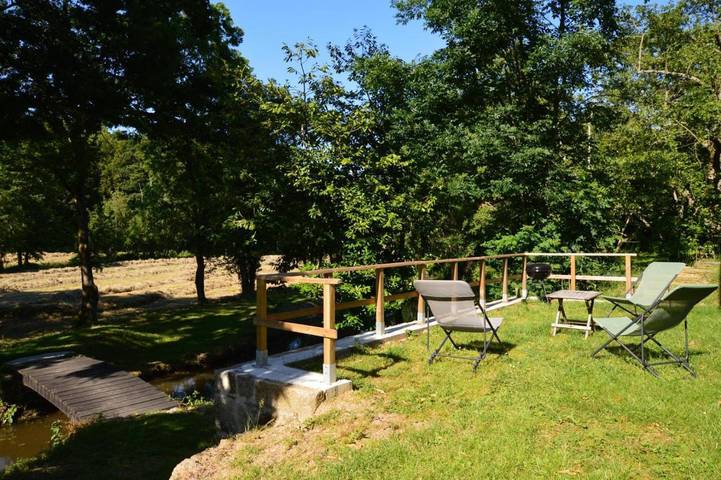 Location de vacances pour 4 personnes, avec vue ainsi que jardin et terrasse à Saint-Hilaire-des-Landes
