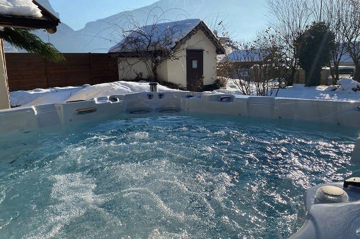 Gîte pour 5 personnes, avec jardin et jacuzzi à Saint-Avre
