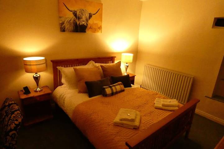 Quirky cottage with 3 bedrooms & a hot tub in Bradford, Westliches Yorkshire