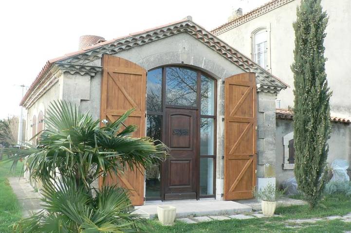 Häuschen in der Camargue am Rande der kleinen Rhone in Saint-Gilles, Nimes und Umgebung