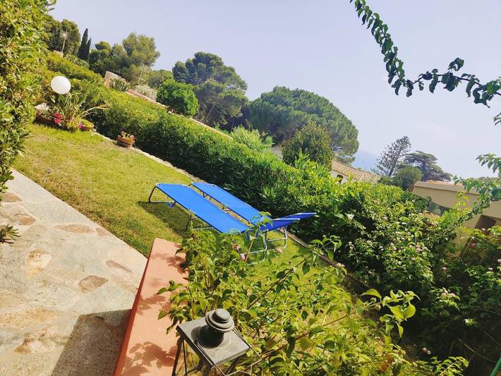 Location de vacances pour 4 personnes, avec jardin ainsi que vue et piscine à Villasimius - 2