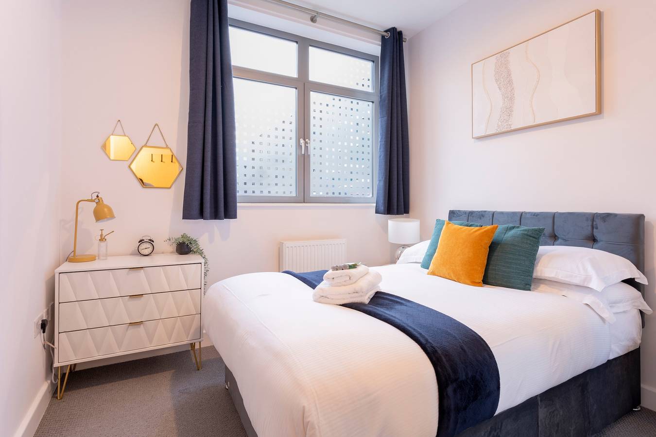 Entire holiday apartment, Modern 2- Bedroom Apartment in Central Redhill! in Surrey