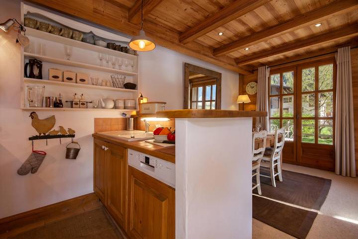 Entire apartment, Chalets d'Henri 63 Mont Blanc Views 300m to Ski Lift in Les Grandes Montets, Chamonix-Mont-Blanc