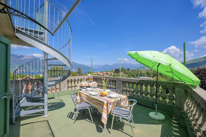 Ferienhaus für 8 Personen, mit Balkon und Terrasse sowie Seeblick in Castello Valtravaglia