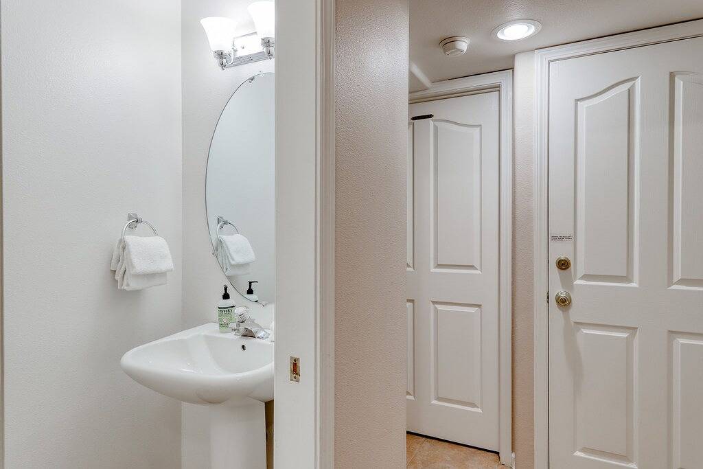 Waldblick mit teilweise überdachtem Deck, ideal für Angler, Bootsfahrer und Skifahrer! in Ockenden, Shaver Lake