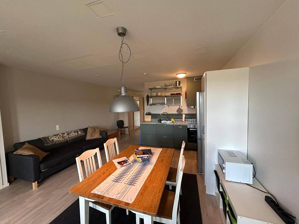 Hel lägenhet, Newly built bright apartment, close to everything If you want to visit Stockholm, you will find the perfect accommodation here! Ferry line 80 makes it very convenient and easy to get to the city center in Nacka, Svenska Östersjön