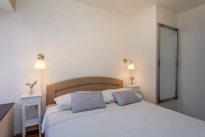 Ganze Wohnung, Neu renovierte Wohnung Jelena 1, für 4 Personen, in Veli Lošinj. Die Wohnung verfügt über ein Schlafzimmer, Badezimmer, Wohnzimmer, Esszimmer und Küche. in Veli Losinj, Lošinj (Kvarner Bucht)