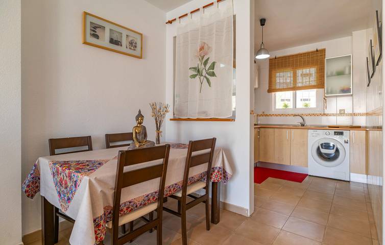 Apartamento vacacional entero, Acogedor apartamento con piscina, aire acondicionado e Internet cerca de la playa y restaurantes in Roquetas de Mar, Costa de Almería