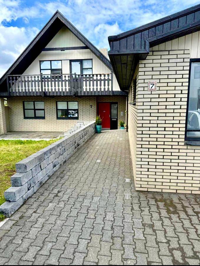 Luxurious House with hot & cold tub in Reikiavik, Islandia