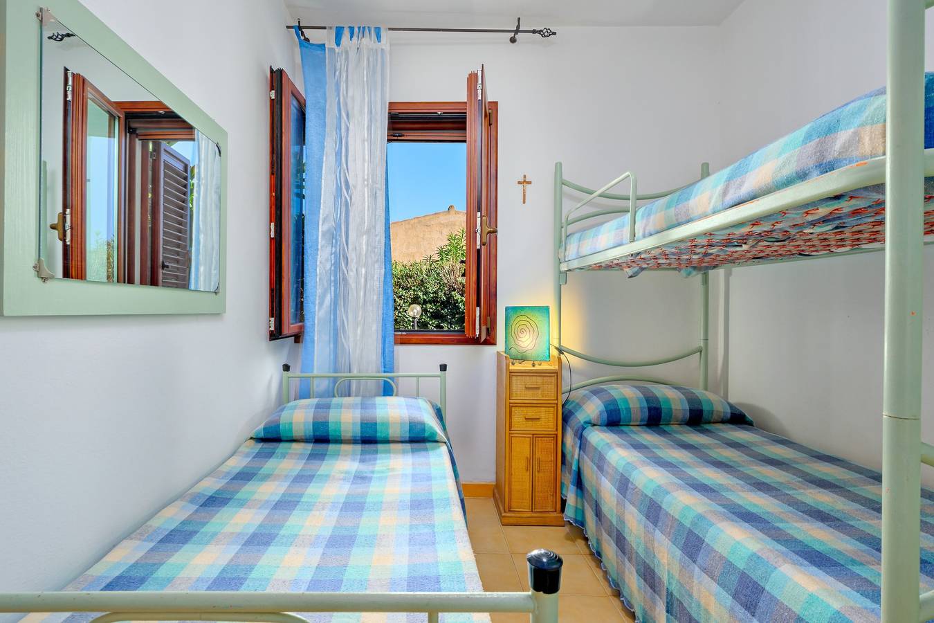Appartamento intero, Villetta Bougainvillea a 300 m dal mare, con giardino, Wi-Fi e aria condizionata in San Teodoro, Olbia-Tempio