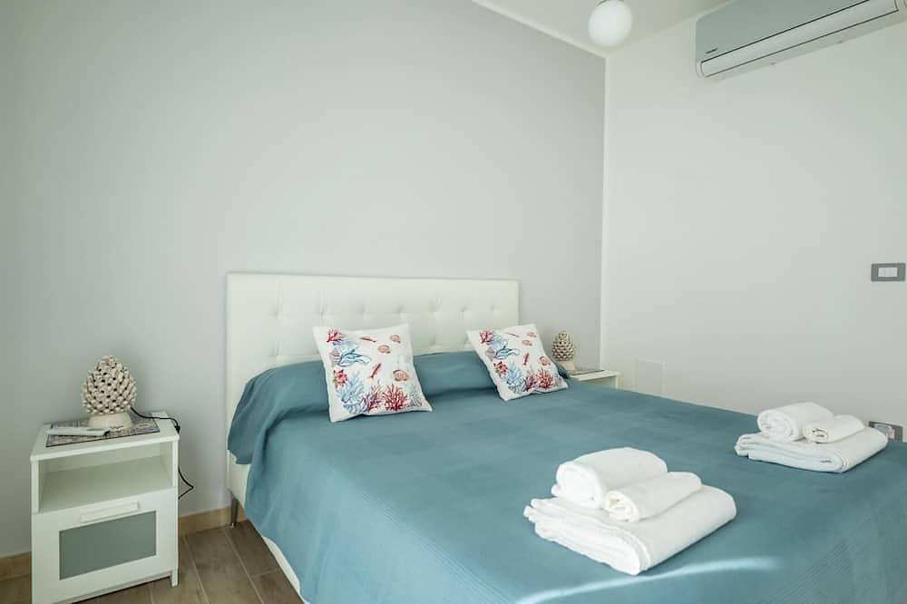 Entire apartment, Apartment 50 meters from the sea in Taormina, with free private parking in Mazzeo, Taormina