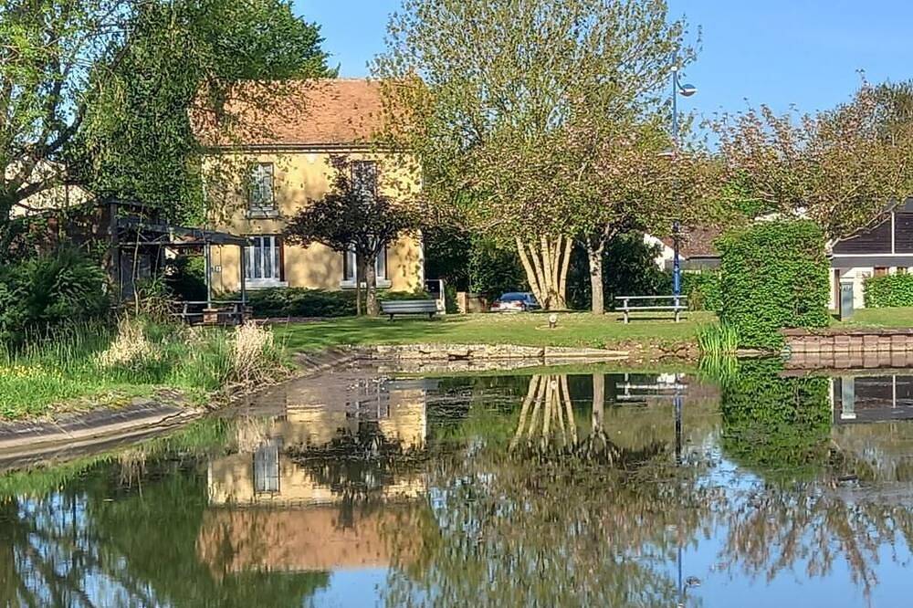 Devant le canal, 3 chambres ,  animaux bienvenus in Léré, Région de Bourges