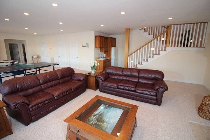 Vacation house for 40 people, with hot tub and balcony as well as pool in Norris Lake