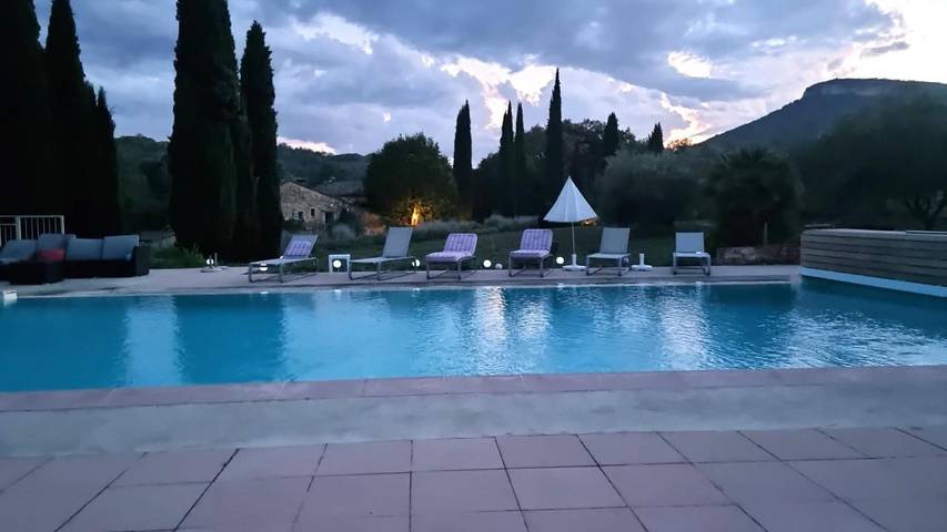 Ferienhaus für 48 Personen, mit Terrasse und Garten sowie Pool und Ausblick in La Roque-sur-Cèze