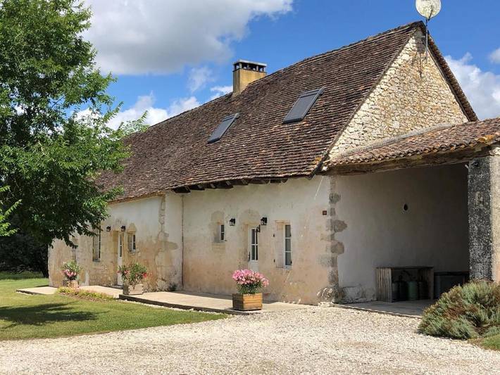 Location de vacances pour 8 personnes, avec terrasse ainsi que jardin et piscine à Naussannes - 2