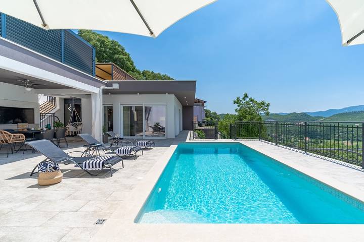 Villa Stella mit 32 qm privatem beheiztem Pool, Jacuzzi, Sauna, Medienraum, 3 Schlafzimmern, 6+2 Personen in Dalmatinisches Zagora