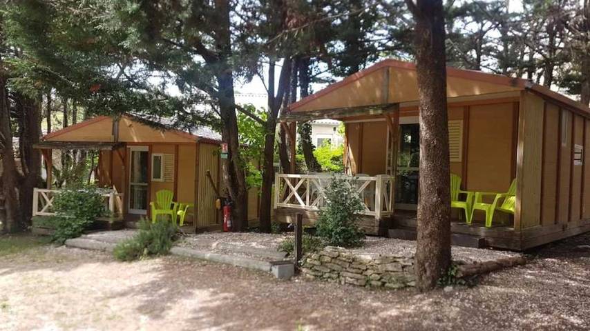 Chalet pour 5 personnes, avec terrasse ainsi que piscine et bassin pour enfant