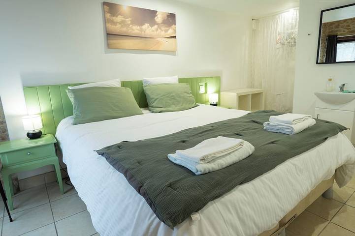 Location de vacances pour 6 personnes, avec terrasse ainsi que jardin et piscine à Cezais - 3