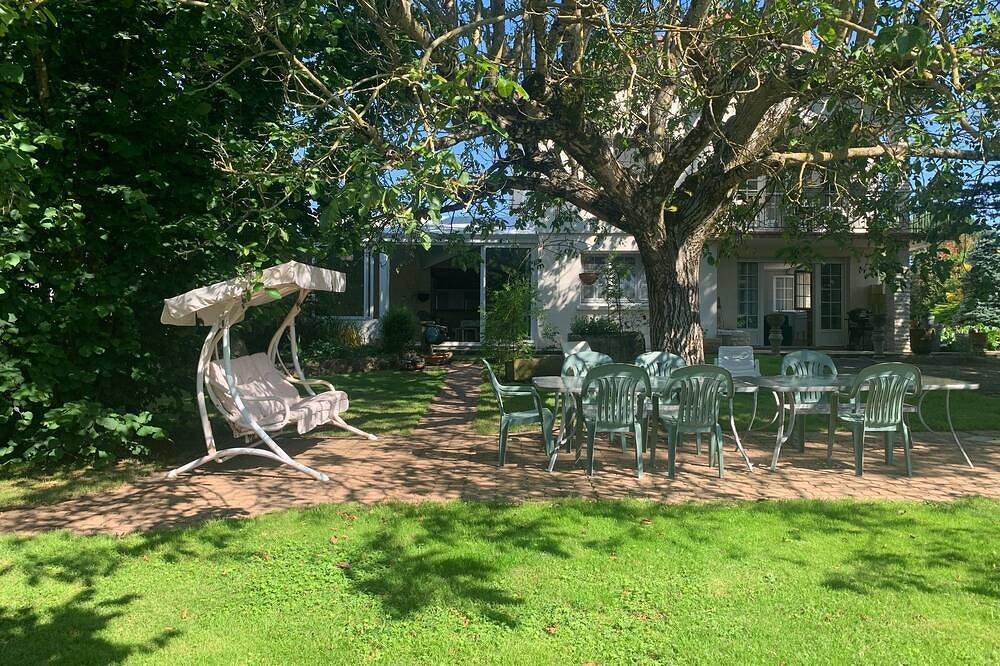 Lodging with indoor pool! Ideally located for discovering the region in Bussac-sur-Charente, Saintes region