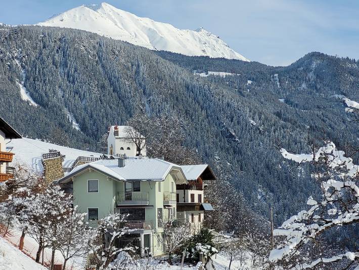 Ferienwohnung für 2 Personen, mit Ausblick und Terrasse sowie Garten in Tiroler Oberland