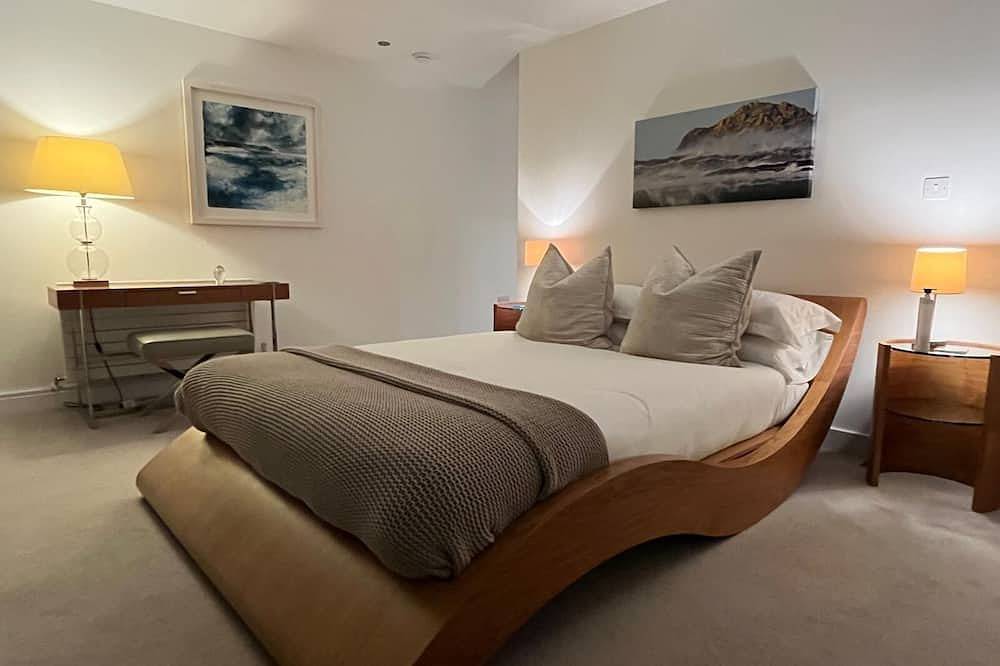 Stunning North Cornwall Beach House, direct beach access, surfing, amazing view in Newquay, Cornwall