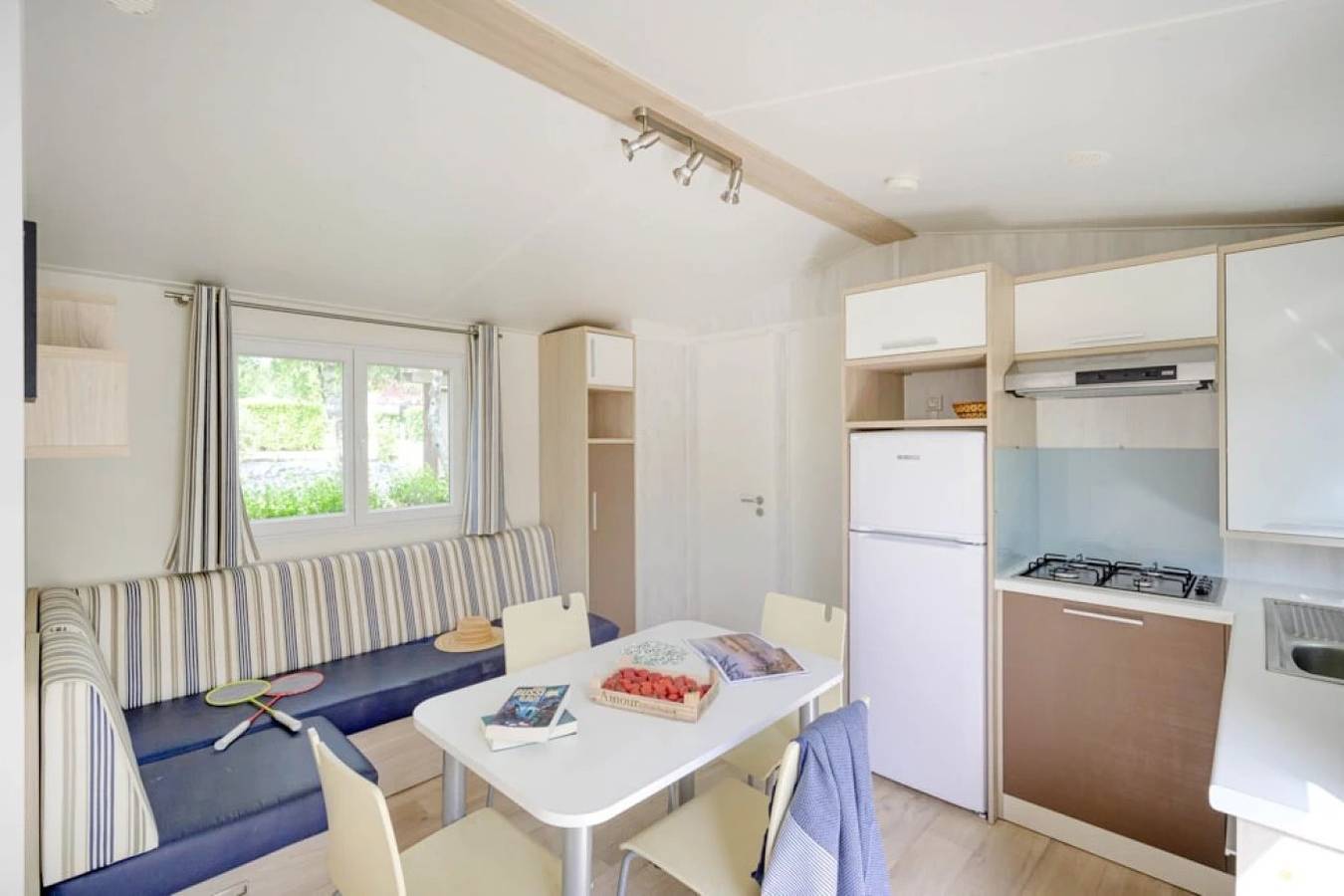 Camping 4 étoiles - Piscine in Cordelle, Région de Roanne