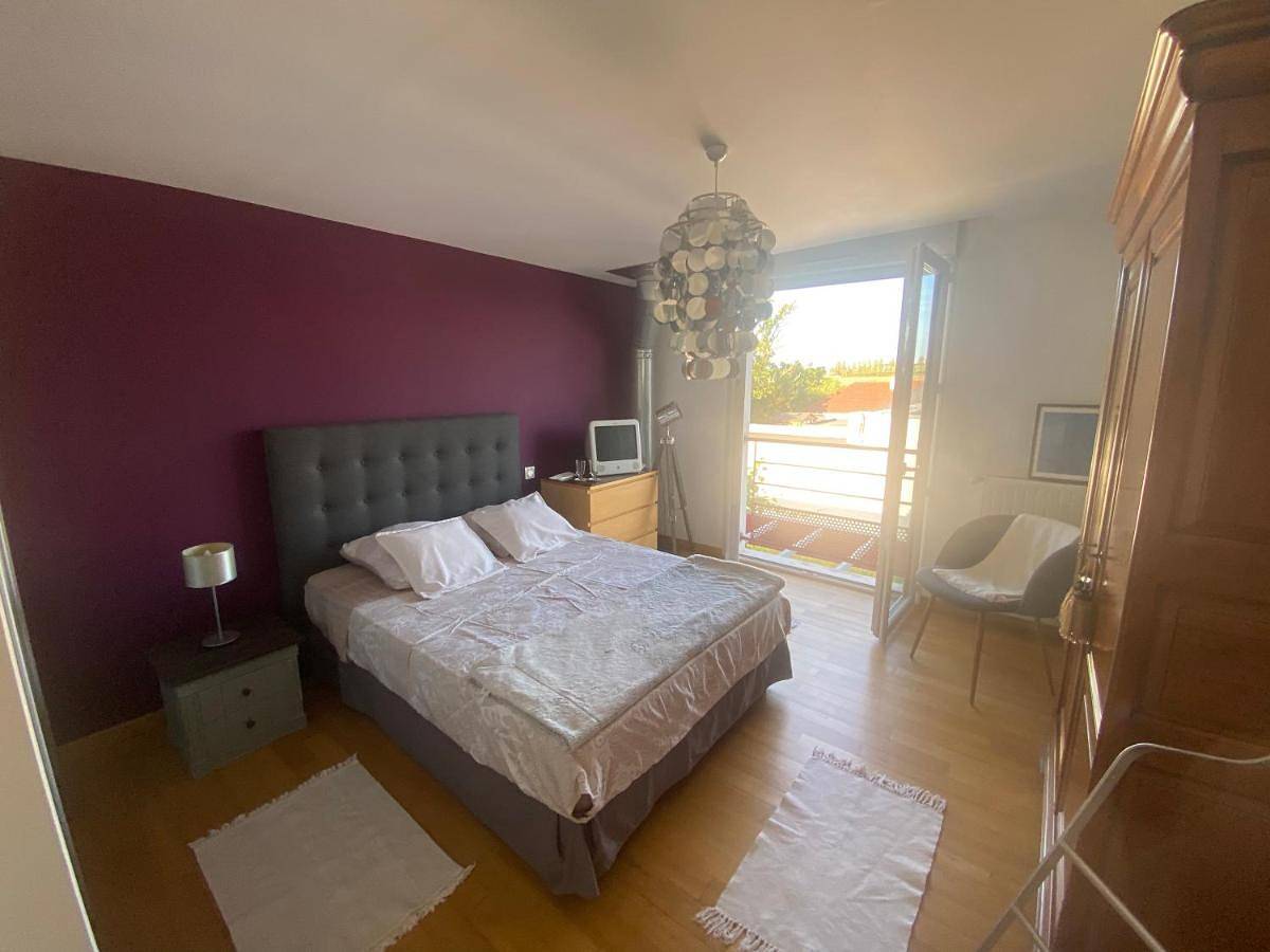 Appartement de vacances entier, Chambre avec salle de bain privée à l étage dans ma maison in Bourges, Région de Bourges