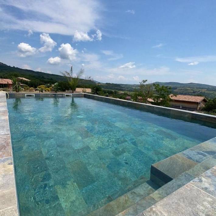 Location de vacances pour 8 personnes, avec vue ainsi que jardin et piscine à Mirabel