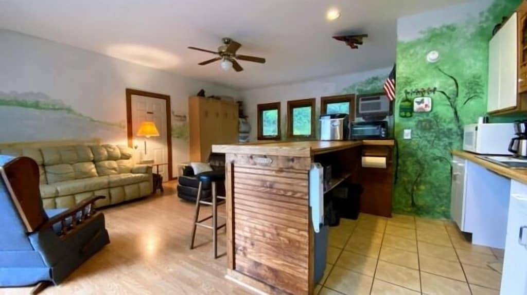 Einzigartige Kabine, die direkt am Wasser liegt. Riesiges Deck. Erstaunliche Aussichten. Gasgrill. in Smith Mountain Lake