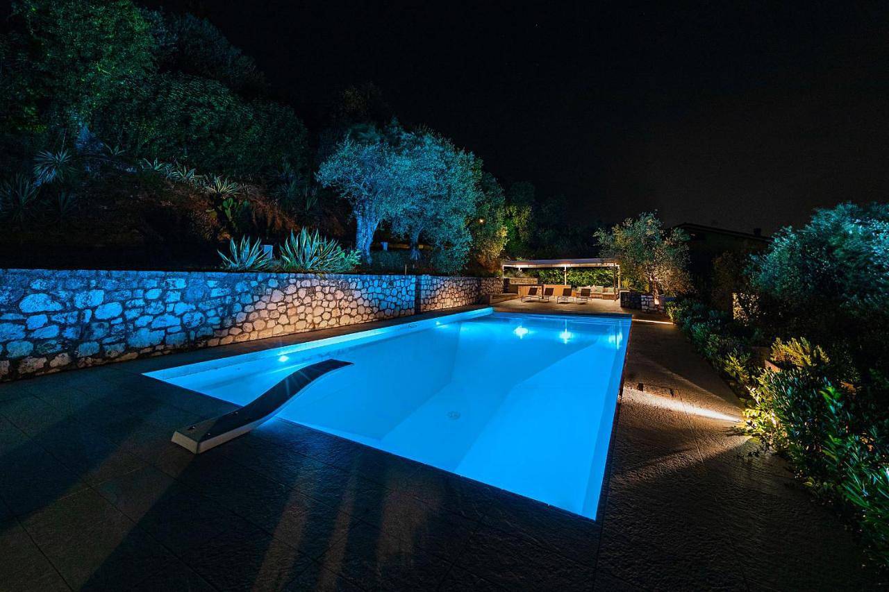 Villa Mariavittoria in Gardone Riviera, Montagnes autour du lac de Garde