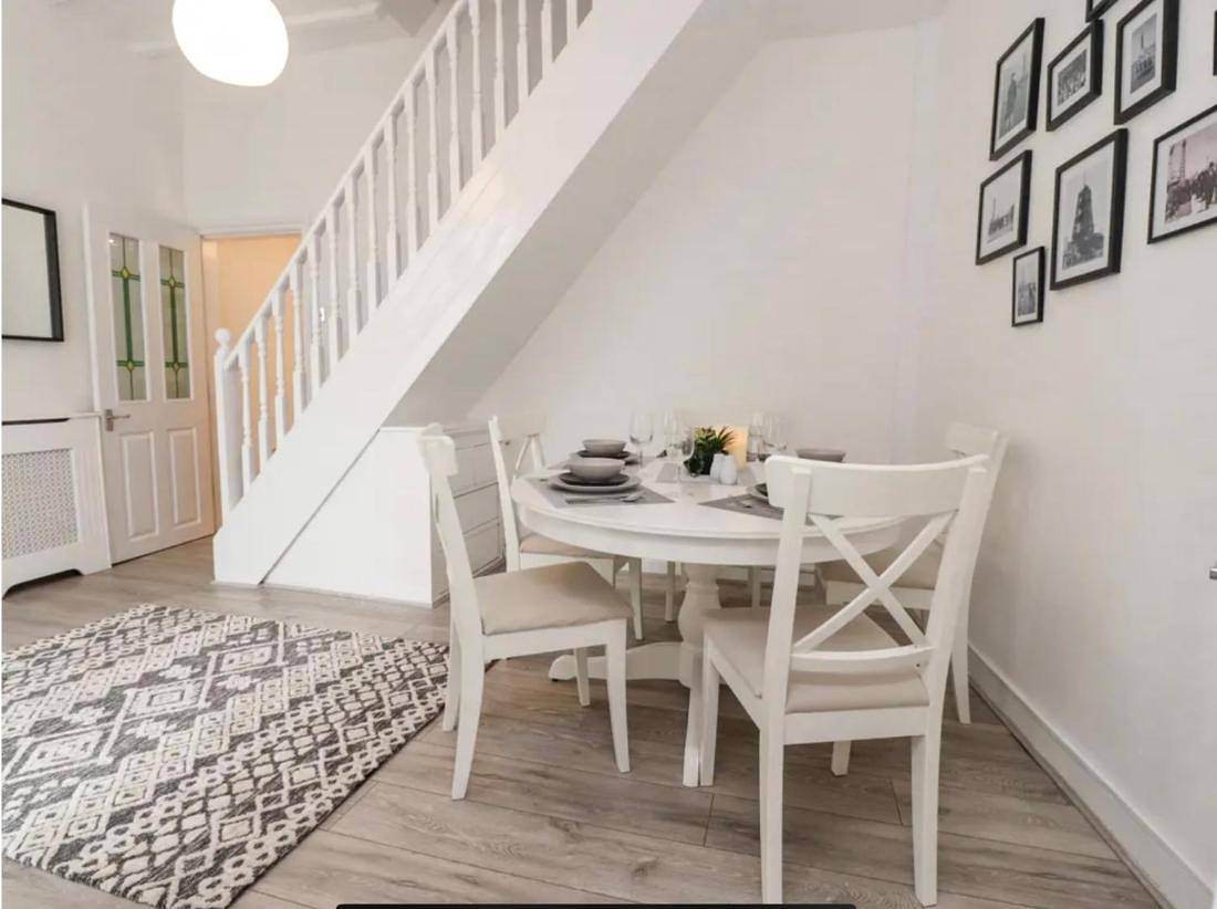 Kitty Cottage - 3 Bedroom - Warm and Welcoming - Sleeps 5 - Blackpool in Blackpool Pleasure Beach, North West England
