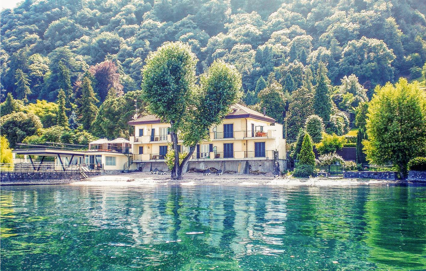 Entire holiday apartment, Lakefront Apartment with Pool & Terrace in Meina, Comune di Meina