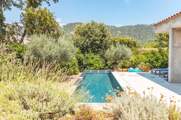 Location de vacances pour 8 personnes, avec Terrasse ainsi que Jardin et Piscine à Zonza - 3