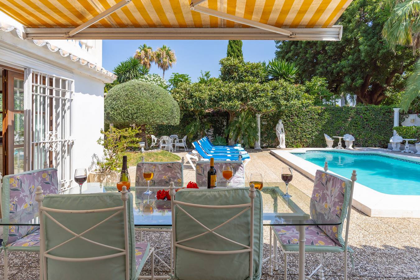 Preciosa villa 'Las Palmeras' con piscina climatizada privada in Playa de Cortijo Blanco, Marbella